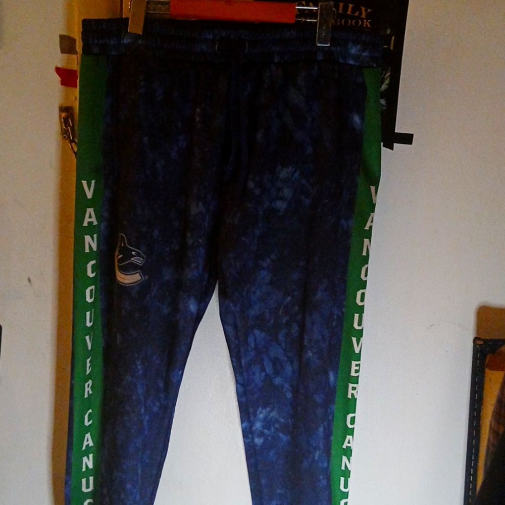 Vancouver Canucks tie dye joggers brand NHL SIZE L COLORS GREEN AND BLUE TIE DYE